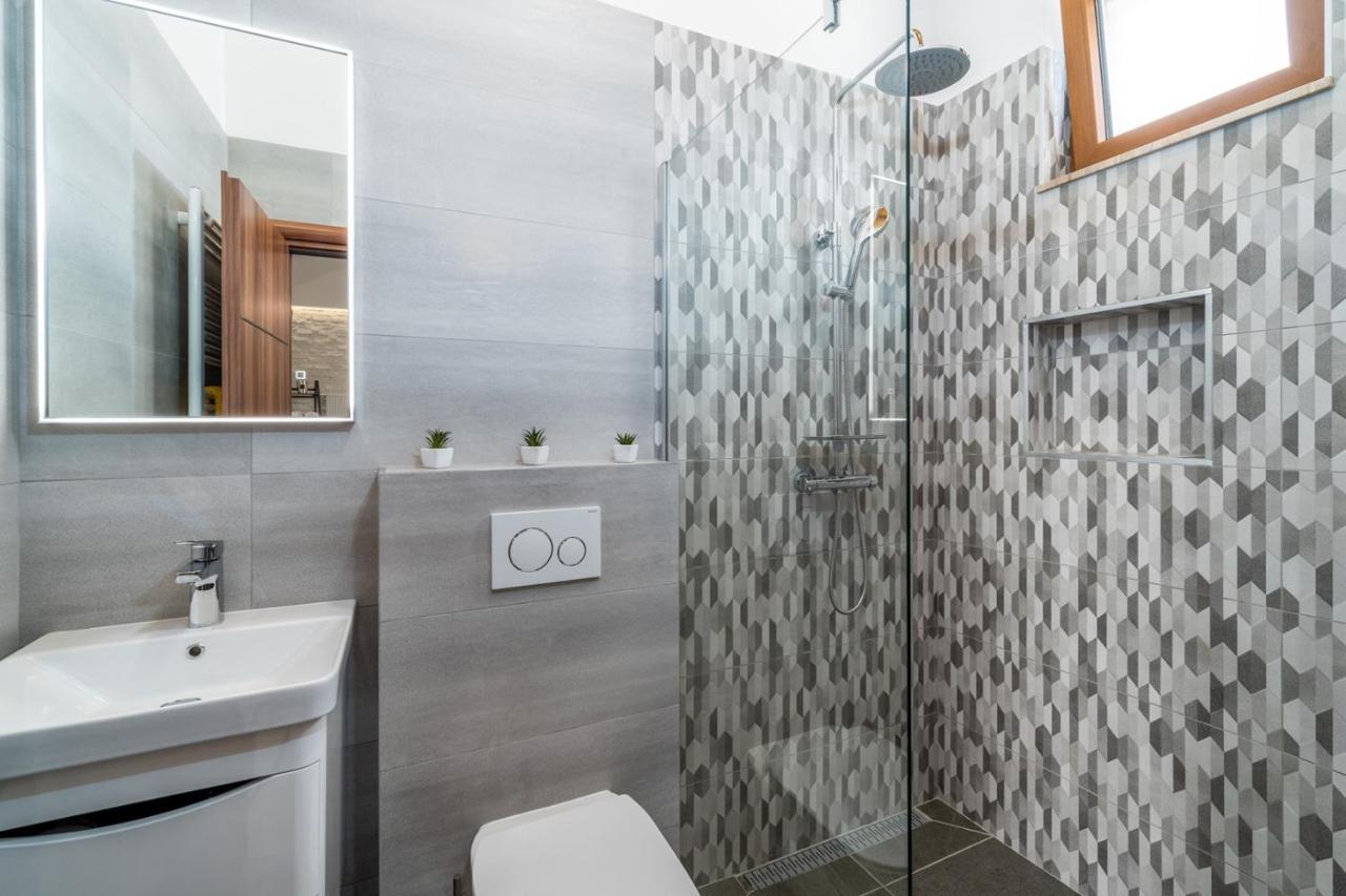 New! Promina Luxury Villa With 72Sqm Heated Pool, Jacuzzi, Infrared Sauna, Tennis Court, Media Room Bogatic Экстерьер фото